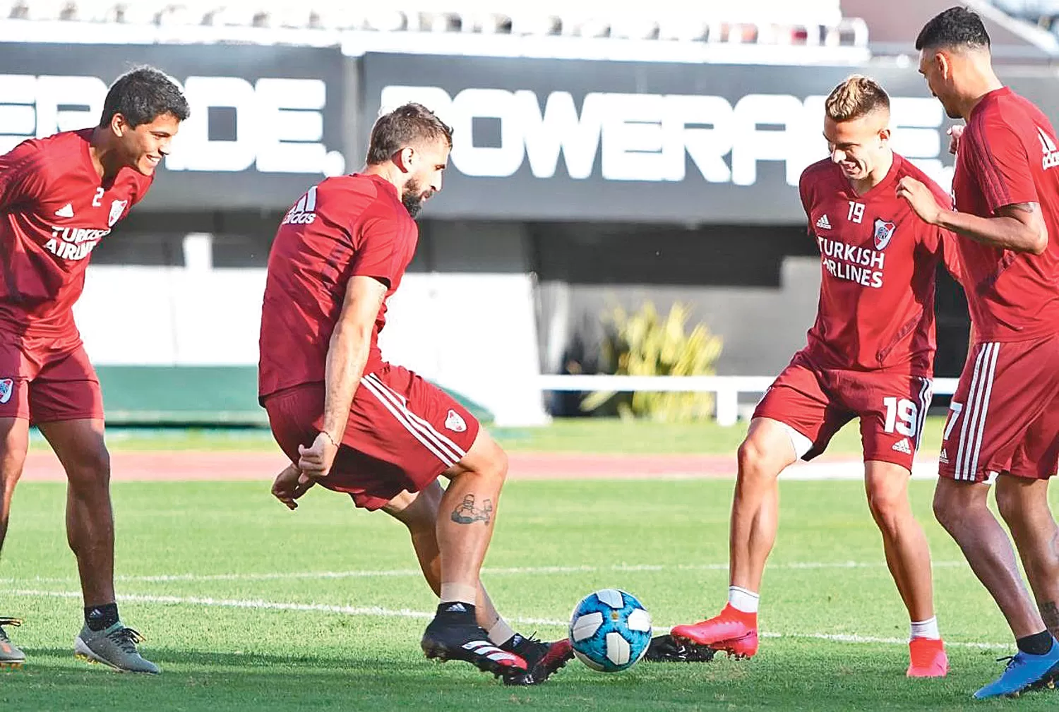 ÚLTIMA PRÁCTICA “MILLONARIA”. Pratto, Rafal Santos Borré y Matías Suárez se divierten en el entrenamiento.