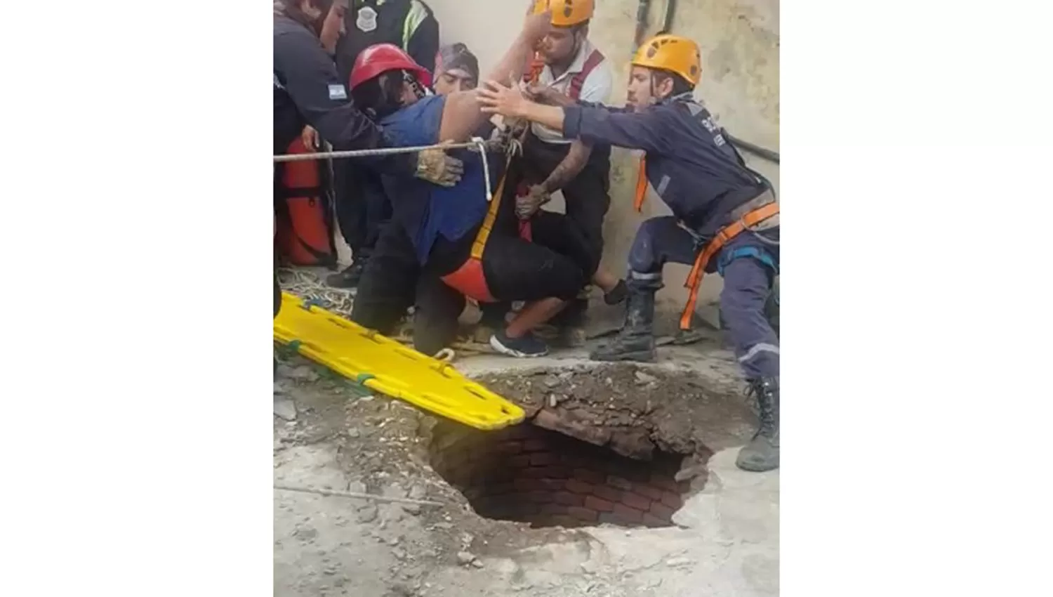 Momento en que la mujer es rescatada del pozo. FOTO TOMADA DE FACEBOOK/ BOMBEROS VOLUNTARIOS DE YERBA BUENA.