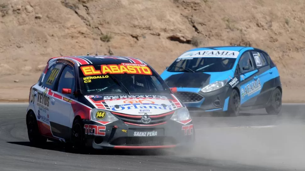 PELEA. Tomás Bergallo y “Juampi” Rotondo batallaron durante la Serie para ganar la mejor posición, entre la quinta y la sexta.  apat.org.ar