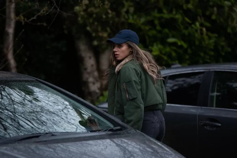 CUIDADO CON ELLA. Hannah John-Kamen interpreta a la extraña con la que, según el título, no conviene hablar. 
