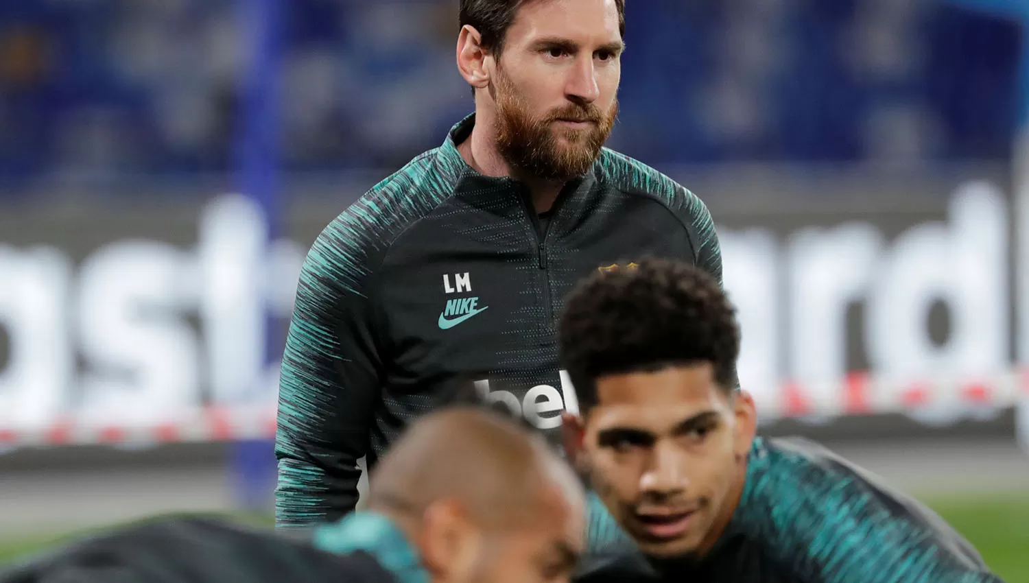 Messi se entrenó con sus compañeros del Barça en el estadio San Paolo. (REUTERS)