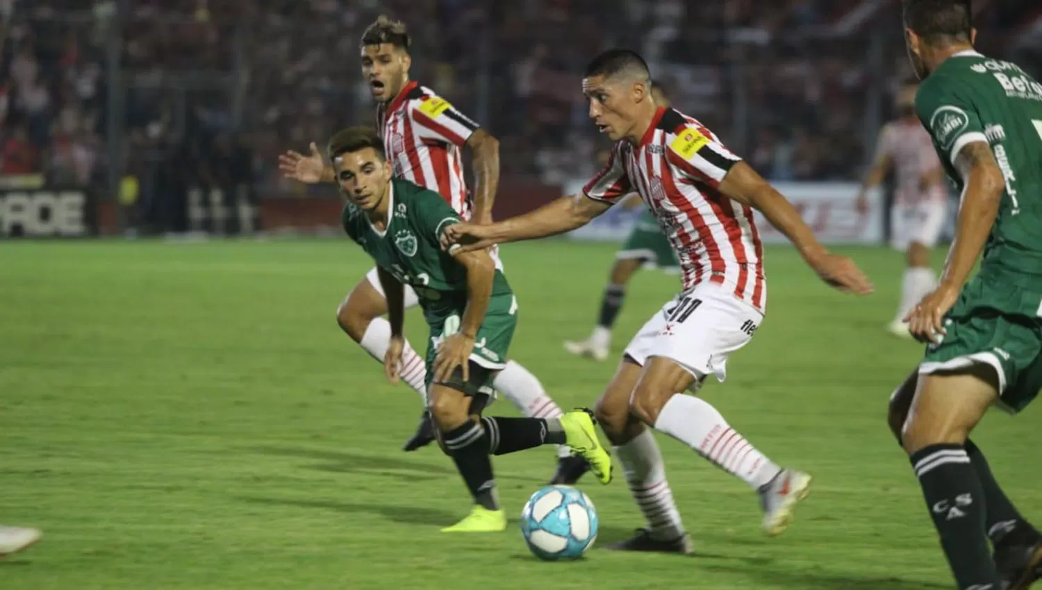 Nicolás Castro maniobra entre dos rivales en la mitad de la cancha. (FOTO TOMADA DE PRENSA CLUB ATLÉTICO SAN MARTÍN)