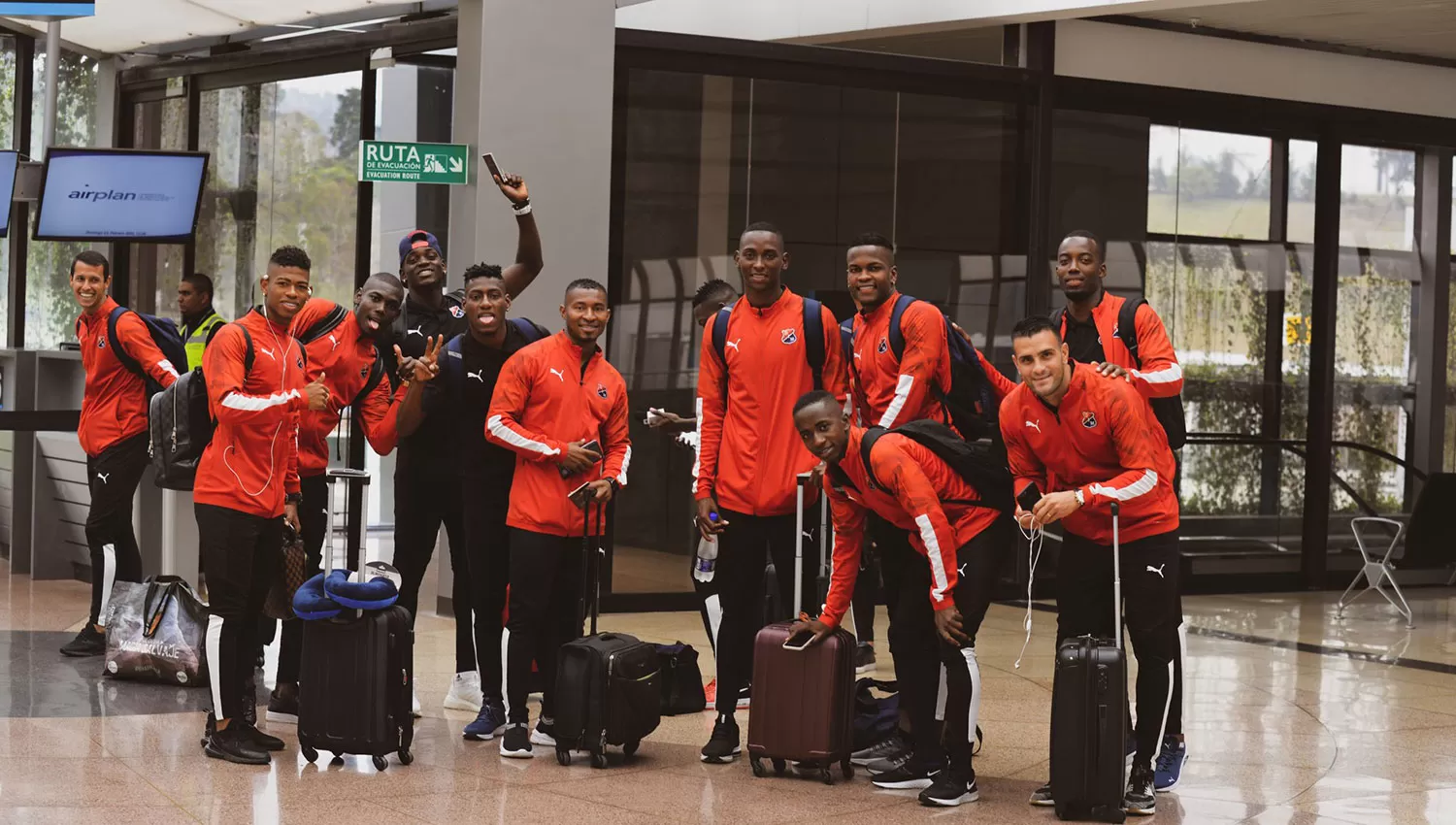 El plantel colombiano antes de viajar a Tucumán.