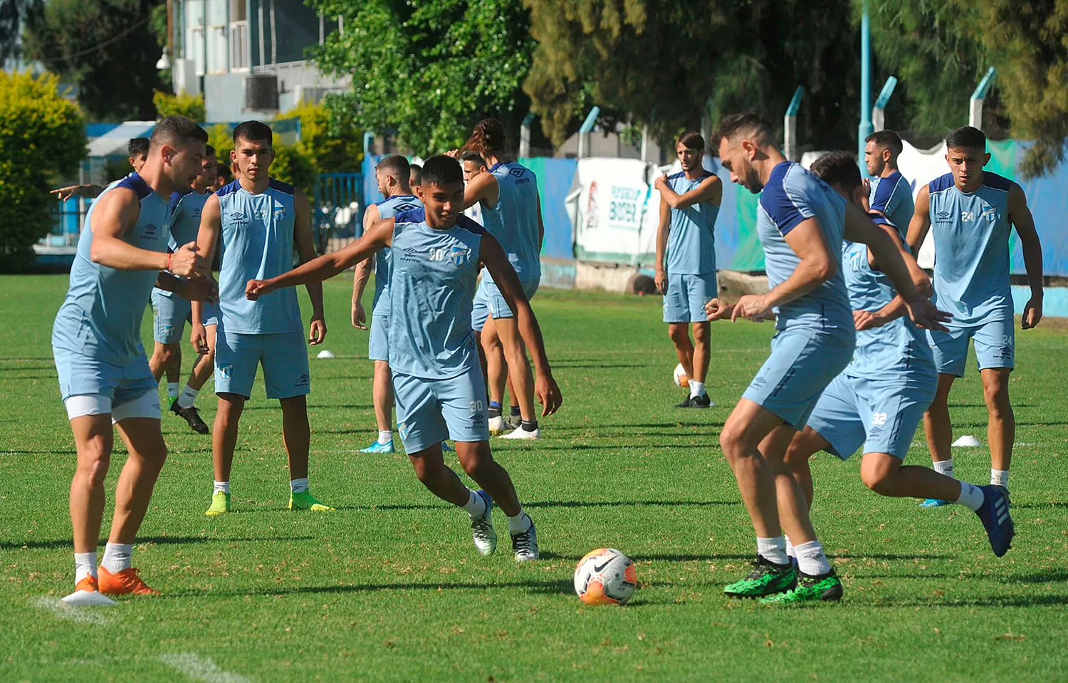 TODO EN ÓRDEN. Carrera y el resto de los decanos están listos para el partido con el DIM. LA GACETA / ANTONIO FERRONI