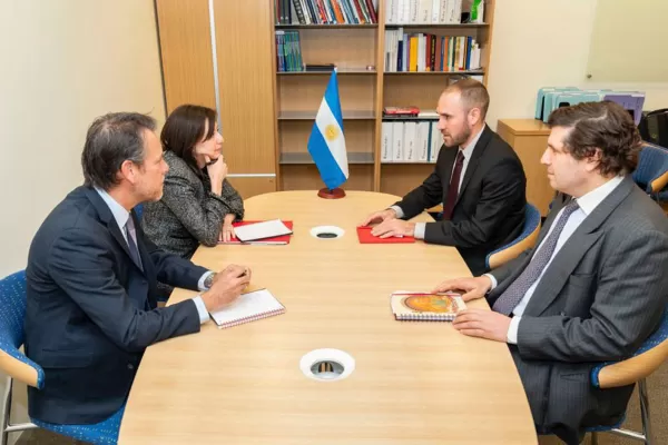 Es un momento crítico previo a una oferta de canje de deuda, afirmó Guzmán en Washington