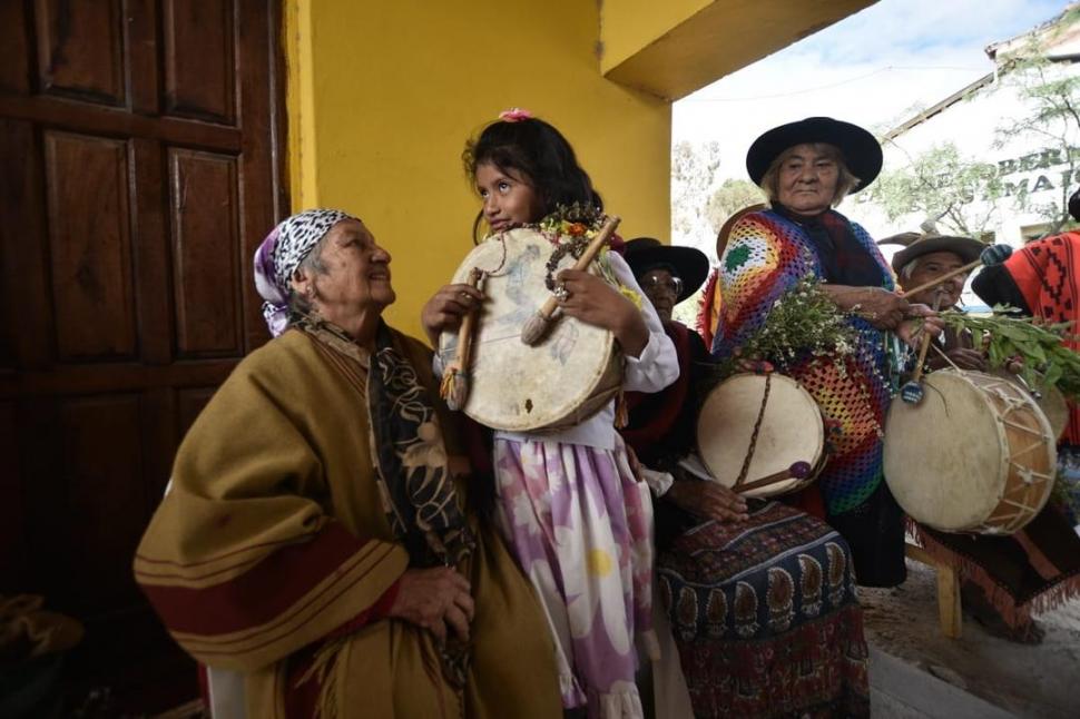 DOS GENERACIONES. La Pachamama conversa con una niña coplera. 