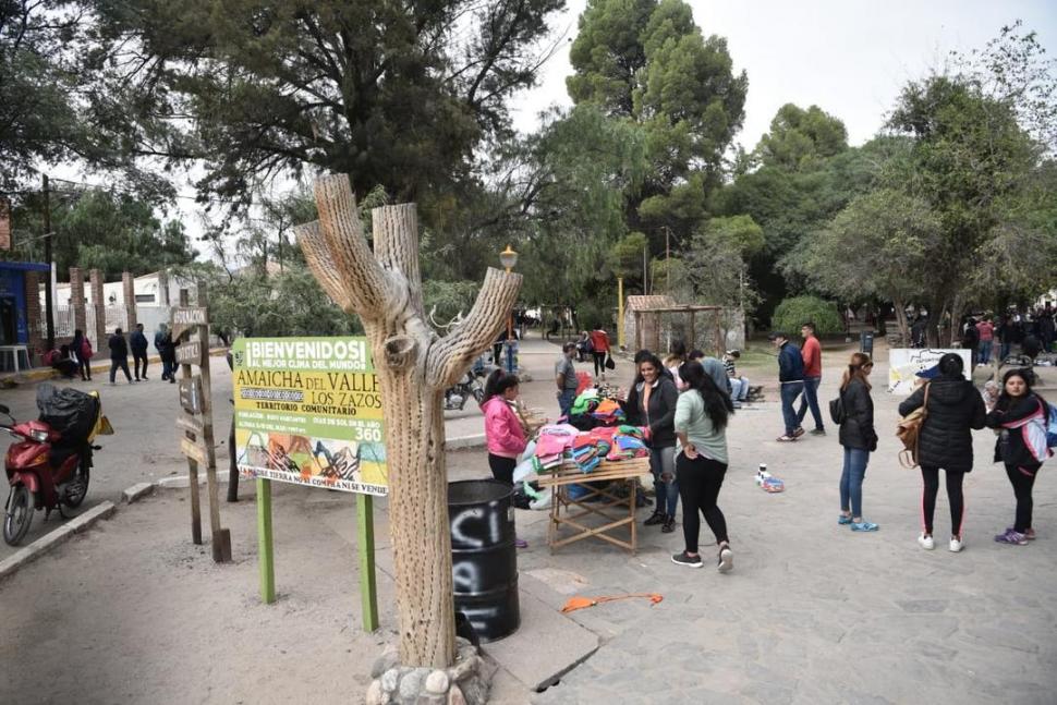 ROPA USADA. Un puesto invita a reciclar la ropa que ya no se usa. LA GACETA / FOTOS DE OSVALDO RIPOLL 