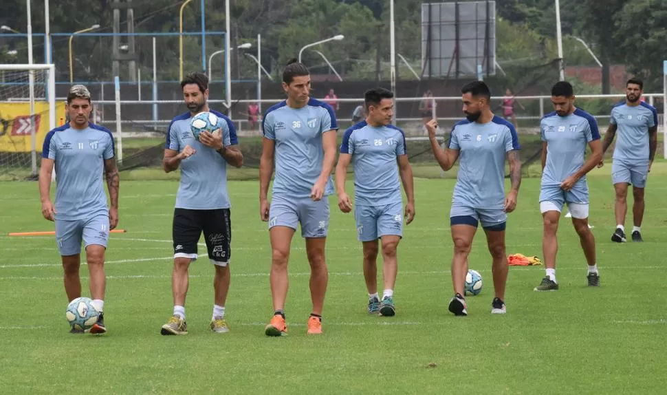 VAN POR OTRA NOCHE HISTÓRICA. Erbes, Lucchetti, Gissi, Gustavo Toledo, Rojas, Ortiz y al fondo, Javier Toledo. La mayoría de ellos serán titulares mañana ante “DIM” e intentarán conseguir la clasificación. 