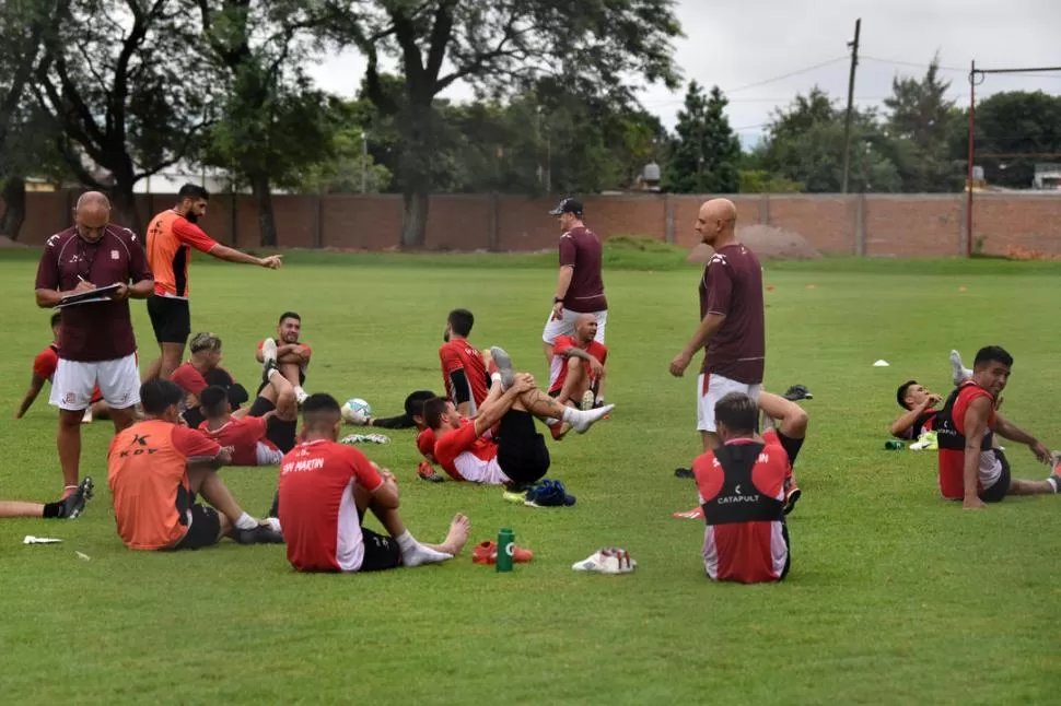 ENFOCADOS. El plantel “santo” quiere derrotar a Sarmiento y estirar la ventaja.