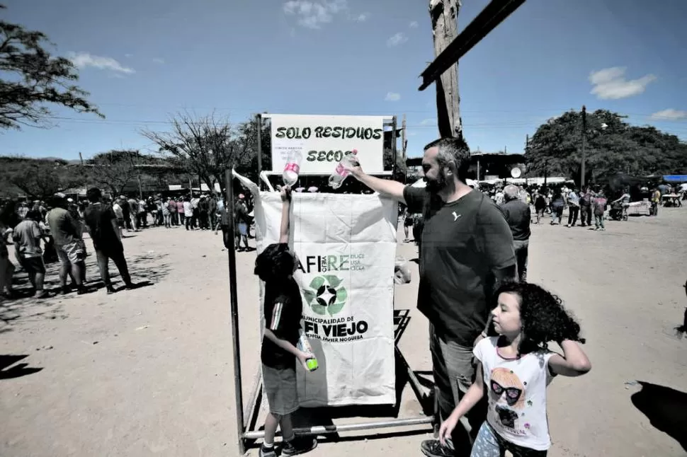 SEPARACIÓN DE RESIDUOS. Niños y adultos colocan botellas de plástico en el cesto para elementos secos. la gaceta / fotos de osvaldo ripoll