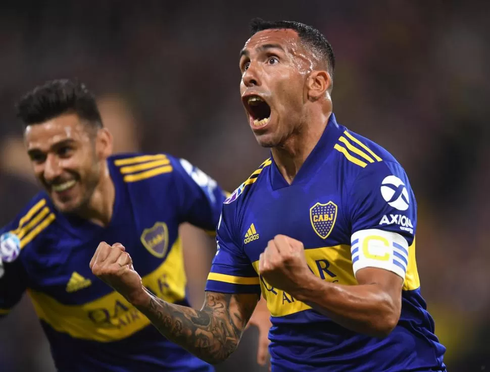 DE RACHA. Carlos “Apache” Tevez  volvió a mostrar su jerarquía y su vigencia; ayer abrió el camino para la victoria “xeneize” ante el “Tomba” mendocino, por 3 a 0. 