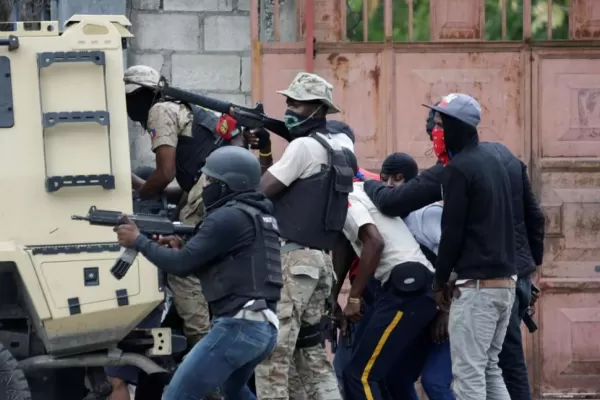 Militares y policías se atacan a tiros en la capital de Haití