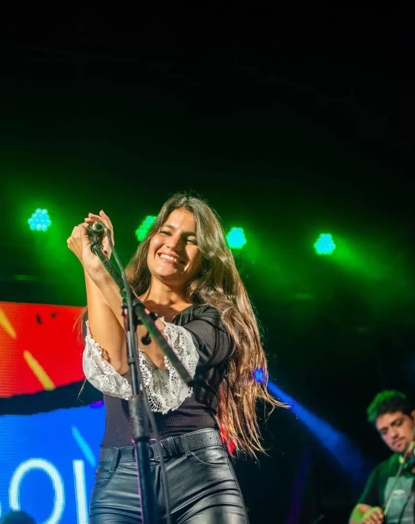 SOBRE EL ESCENARIO. La cantautora representa orgullosa a su provincia.  