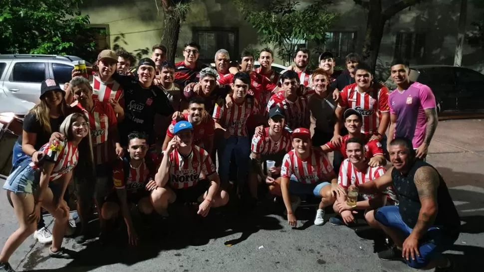 HACIENDO EL AGUANTE. Un grupo de hinchas se junta siempre en la misma vereda de Bolívar casi esquina Frías Silva a calentar la previa cada vez que juega el “Santo”. 