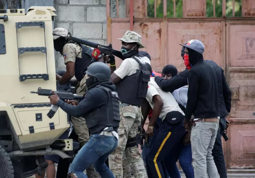 “BAJO ASALTO”. Los policías, que exigen el derecho a sindicalizarse y mejores sueldos, atacaron un cuartel.  reuters