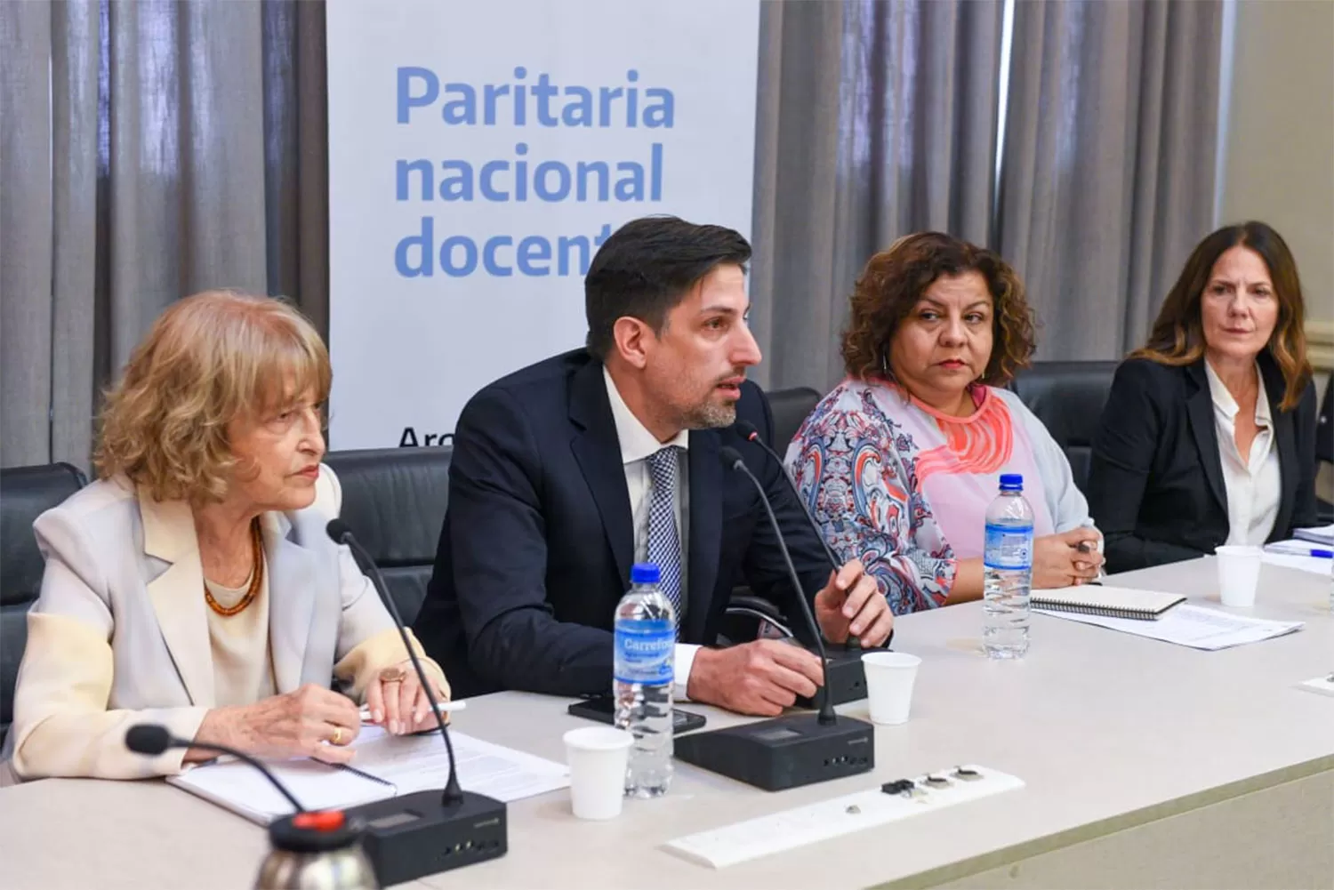 PARITARIAS. Trotta firmó un acuerdo con los cinco gremios docentes que tienen representación nacional.