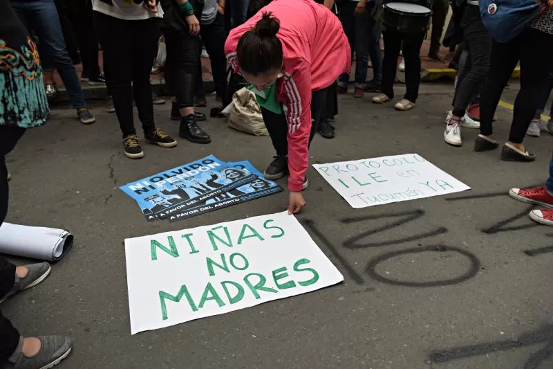 Hace un año, agrupaciones feministas encabezaron una marcha en las oficinas del Siprosa para protestar por la situación de la niña de 11 años que fue sometida a una microcesárea luego de ser abusada por la pareja de su abuela.