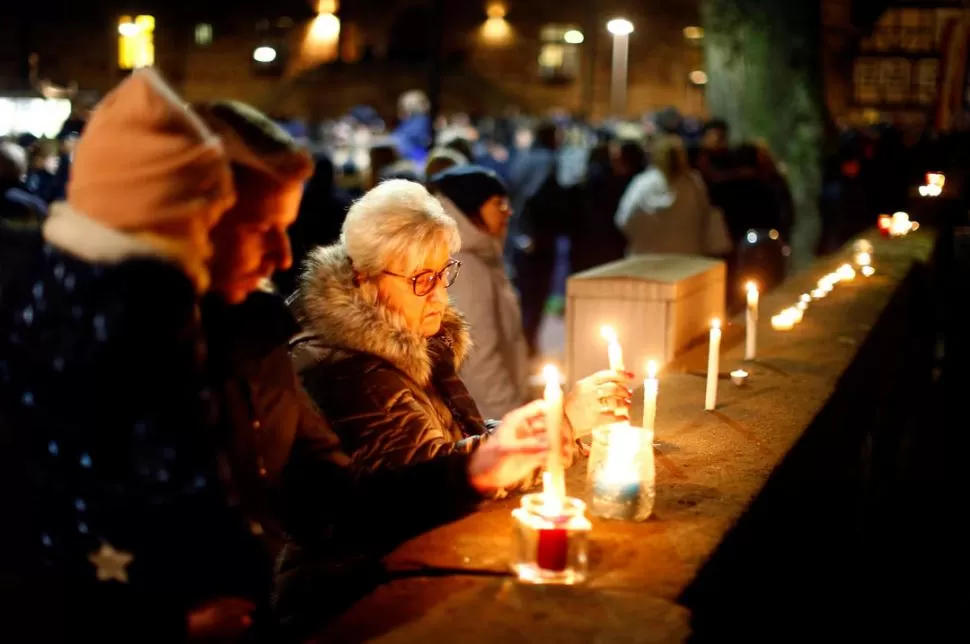 CONMEMORACIÓN. Residentes de Wolkmarsen oraron por las personas hospitalizadas tras el atropello.  reuters 