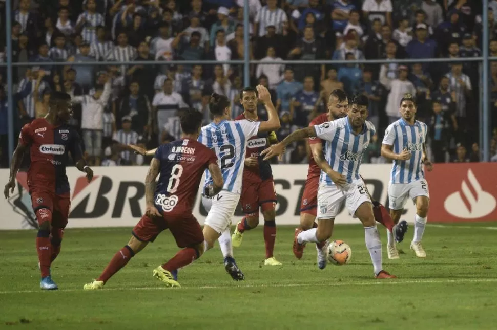 DISPUTA ETERNA. Toledo y Melano luchan para conseguir la pelota ante la marca de Cadavid y Ricaurte y la mirada de Arregui. Colombianos y tucumanos jugaron una serie muy peleada. la gaceta / foto de Osvaldo Ripoll