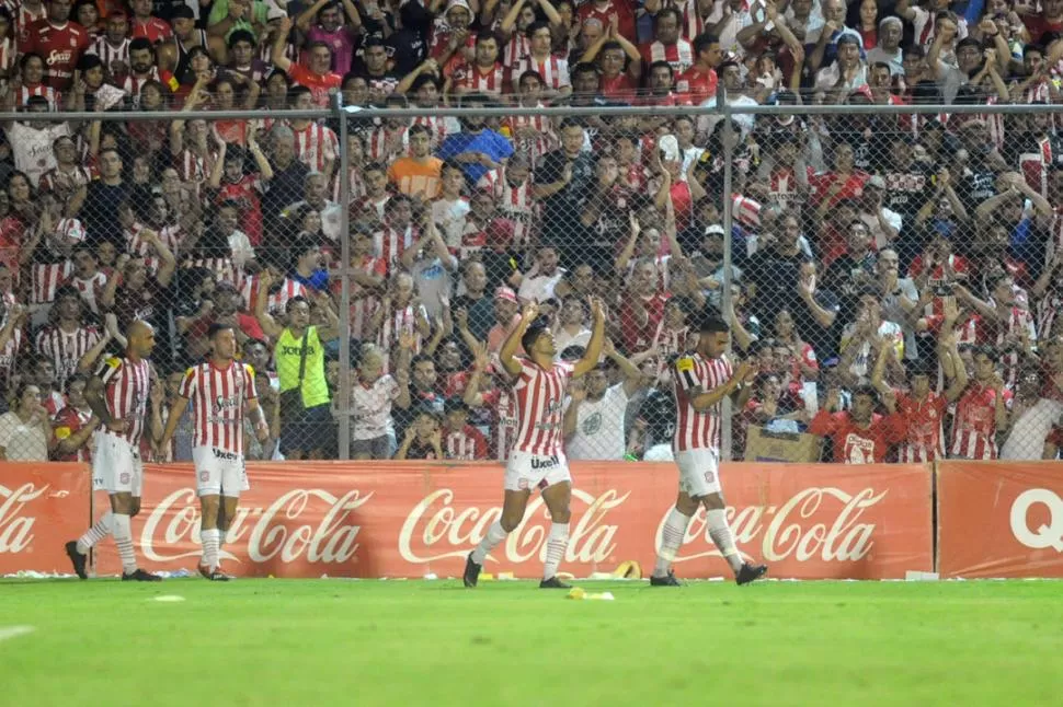 FESTEJO ESPECIAL. En la cancha, Pier cumplió el deseo de su hermano y marcó en el triunfo “santo”. LA GACETA / foto de Héctor Peralta 