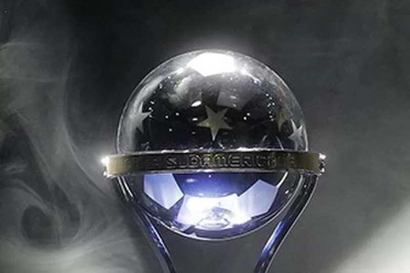 EL TROFEO. La Copa Sudamericana fue levantada en 2019 por Independiente del Valle de Ecuador.  