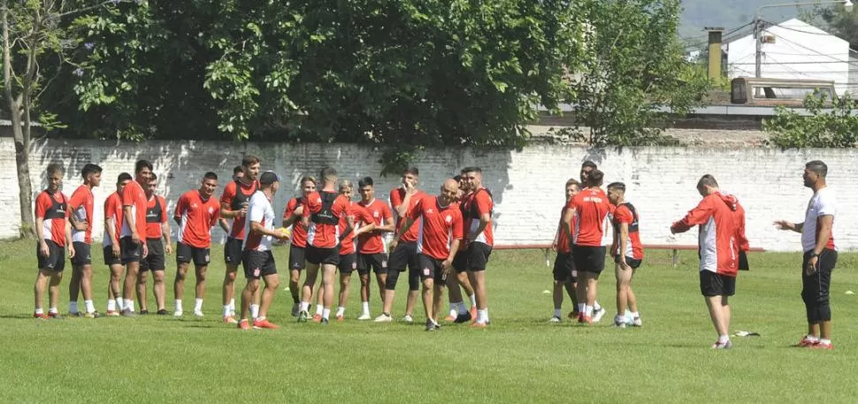 SOBRA ALEGRÍA. El plantel “santo” trabaja en un clima distendido debido al rendimiento en el torneo y la cima en soledad. Contra Riestra intentará ampliar la brecha. la gaceta / foto de ANTONIO FERRONI