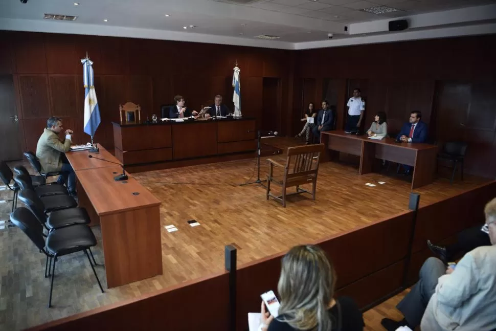 SILLA VACÍA. Otra vez, el senador Alperovich faltó al acto oral y público. El camarista Enrique Pedicone le ordenó que use la vía general para denunciar. 