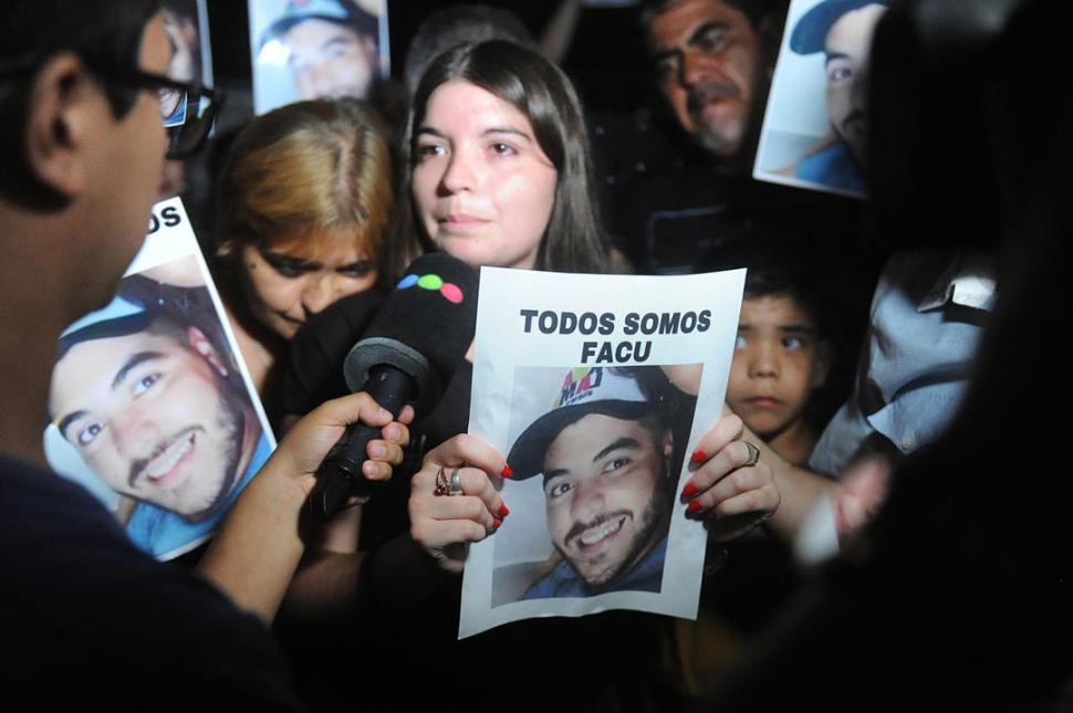 LA FAMILIA. Florencia, hermana de Fabersani, reclamó justicia. 