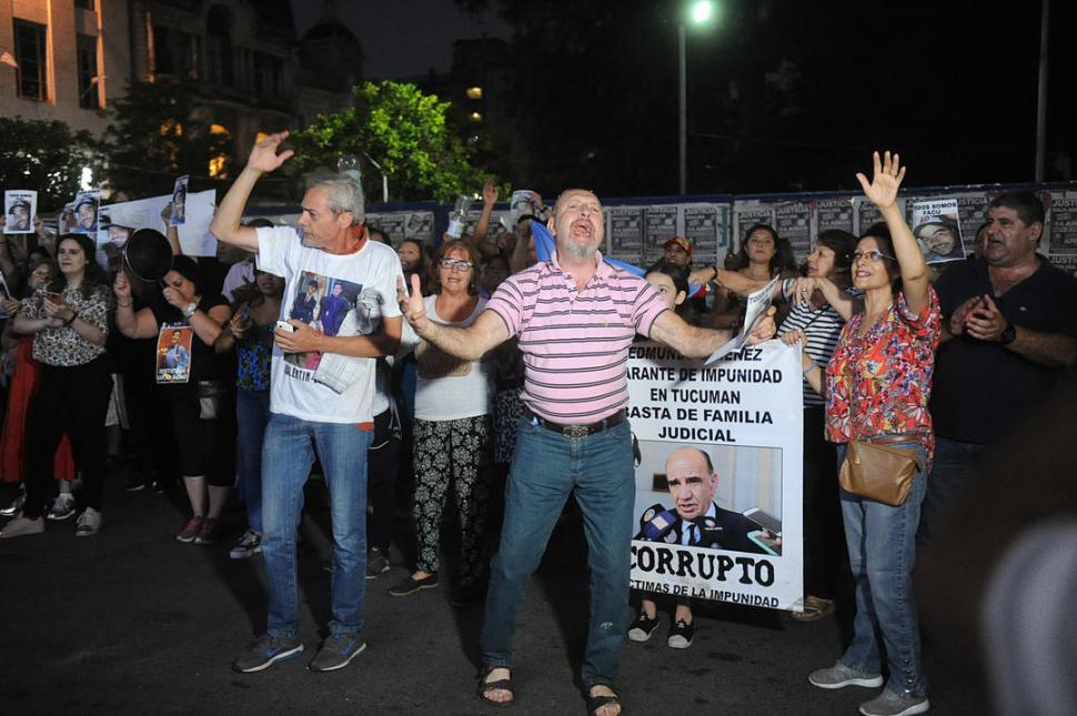 GRITOS. Santiago Villegas (remera blanca), padre de Valentín, se manifiesta junto con otros familiares de víctima de la inseguridad.