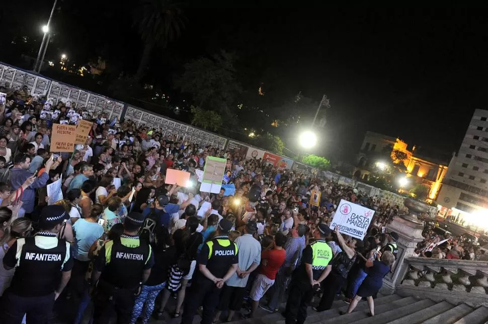 CON CARTELES. Una multitud se concentró en el principal paseo público de la provincia para protestar contra la inseguridad. la gaceta / FOTOS DE HÉCTOR PERALTA