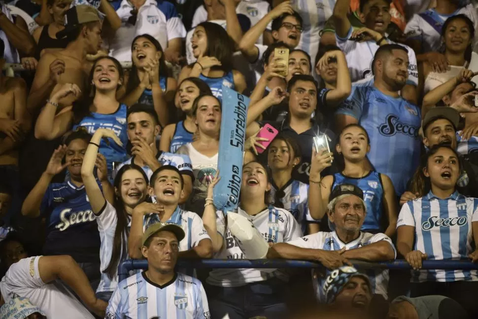 PACIENCIA. Cuando regrese la actividad oficial del fútbol, será sin hinchas en las gradas.   la gaceta / foto de Osvaldo Ripoll