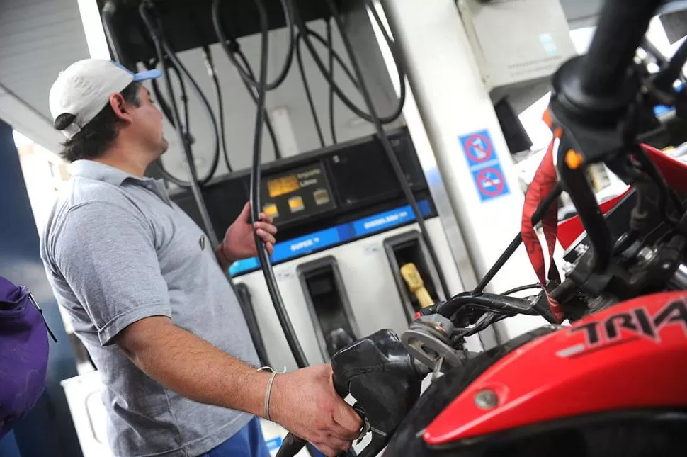 SURTIDOR. Se aplicó un nuevo aumento en los combustibles. la gaceta / foto de hector peralta (ARCHIVO)