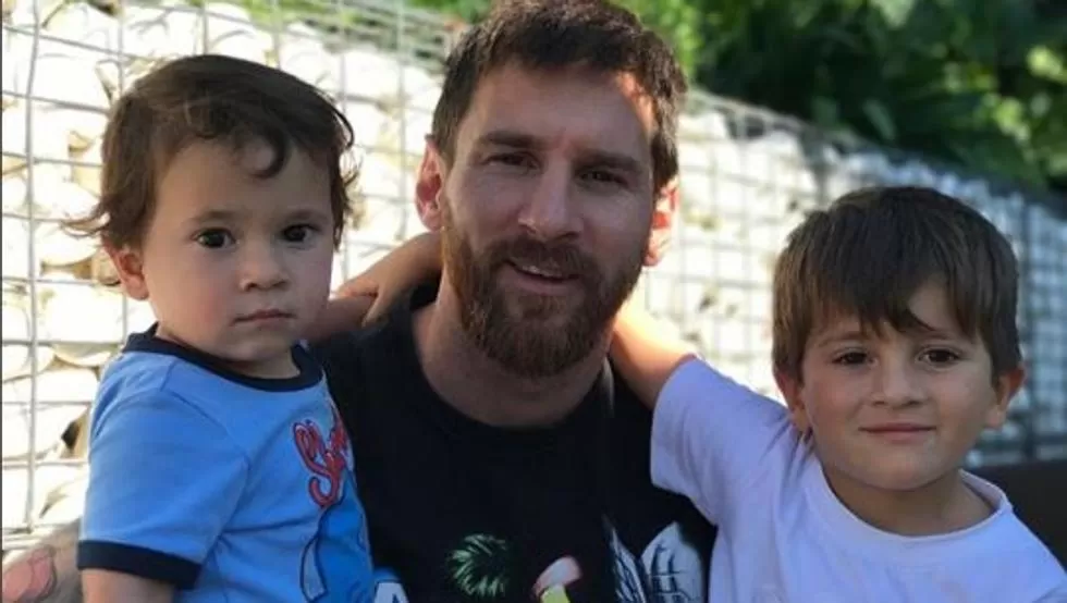 MESSI Y DOS DE SUS TRES HIJOS / ARCHIVO