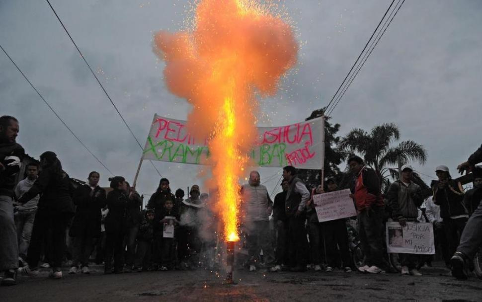 PROTESTAS. Los vecinos de Lastenia realizaron varias manifestaciones exigiendo el esclarecimiento del hecho.  