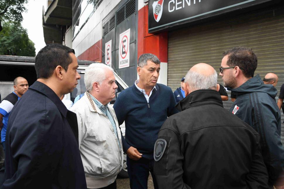 AQUÍ Y ALLÁ. Enrique Salvatierra encabezó la avanzada de Atlético que fue al estadio; Leito esperó en el hotel con el plantel. fotos de Marcelo Carroll - diario olé