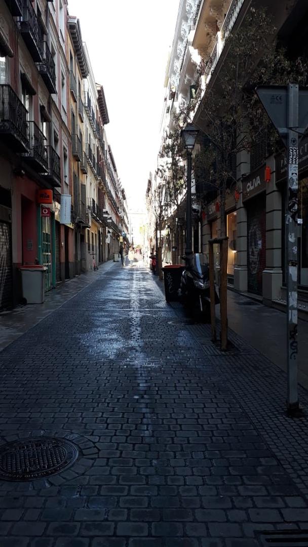 CALLES DESIERTAS. La capital española, que concentra la mitad de los casos del país, ofrece postales atípicas por el estado de alerta vigente.  