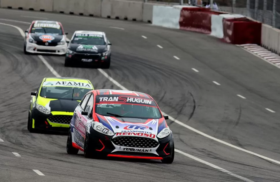 A PLENA ACELERACIÓN. “Maxi” Bestani es seguido por “Facu” Rotondo en la serie más veloz de la particular jornada de aceleración en el trazado de Villa Mercedes. foto de darío gallardo 