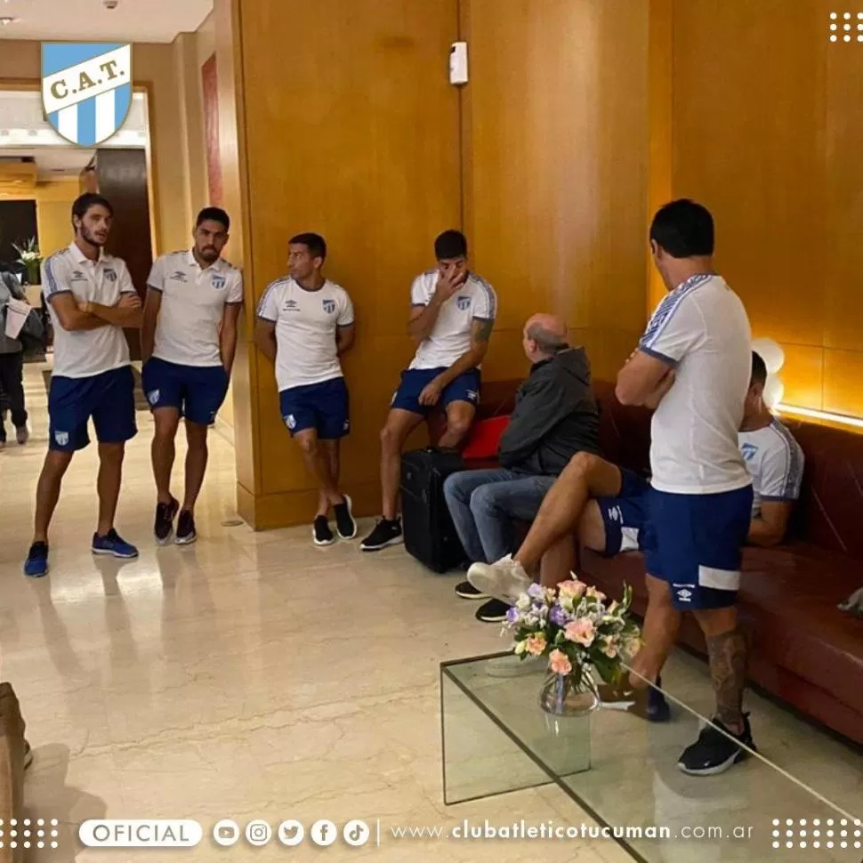 EN LA ESPERA. Federico Bravo, Marcelo Ortiz, “Bebé” Acosta, “Loco” Díaz entre otros, aguardaron en el hall del hotel, mientras la utilería intentaba ingresar al estadio. prensa atlético tucumán