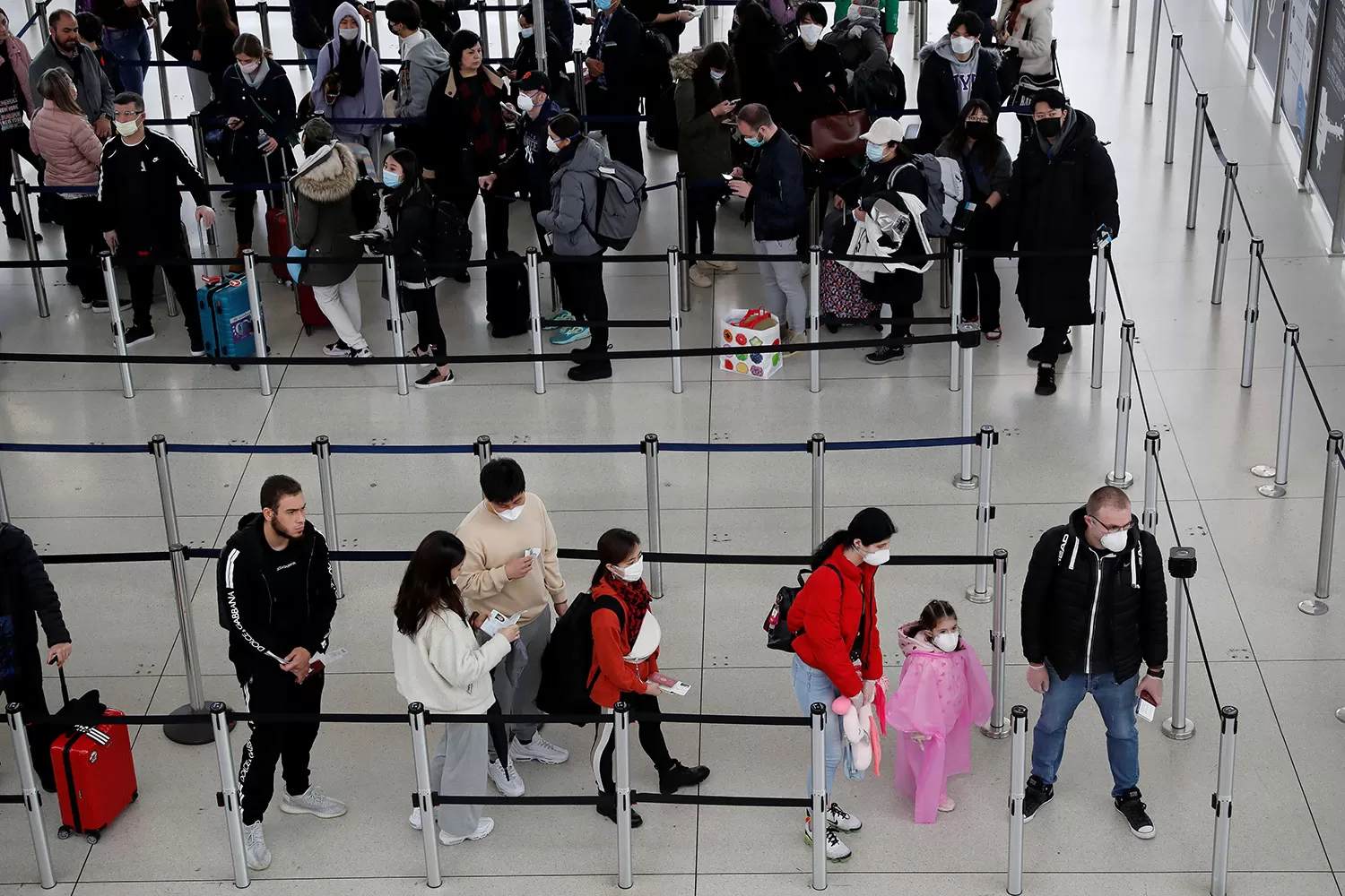 CORONAVIRUS. Los controles son estrictos en los aeropuertos.