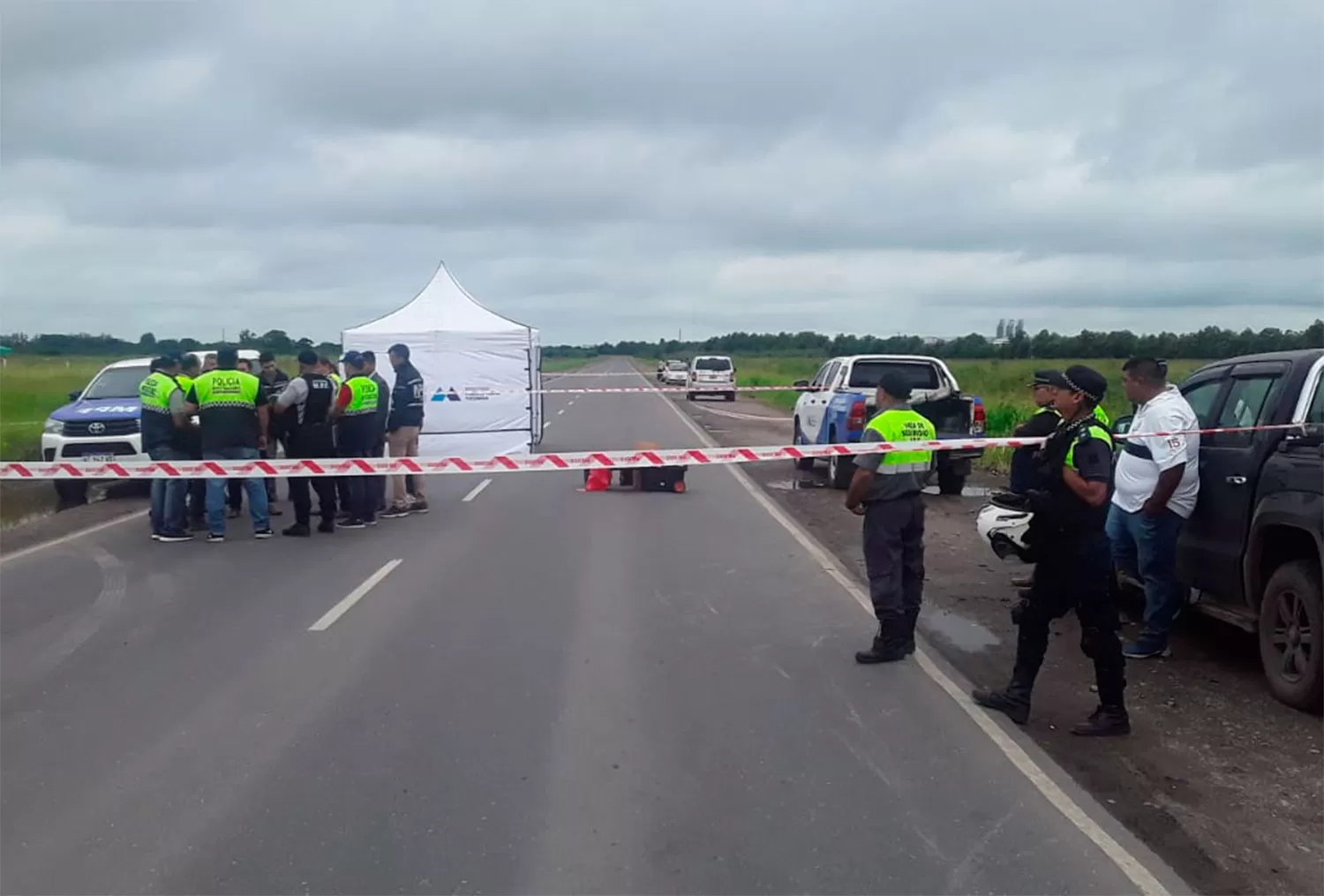 EL TRABAJO DE LOS PERITOS. Tomaron muestras a la vera de la ruta, donde estaba el cadáver.