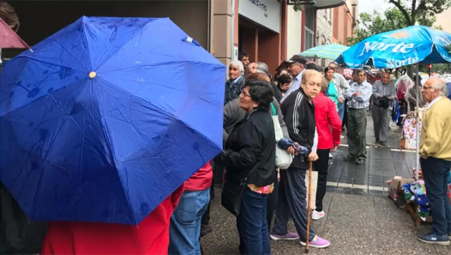 Así eran las colas en los bancos esta mañana. FOTO ENVIADA A TRAVÉS DE WHATSAPP