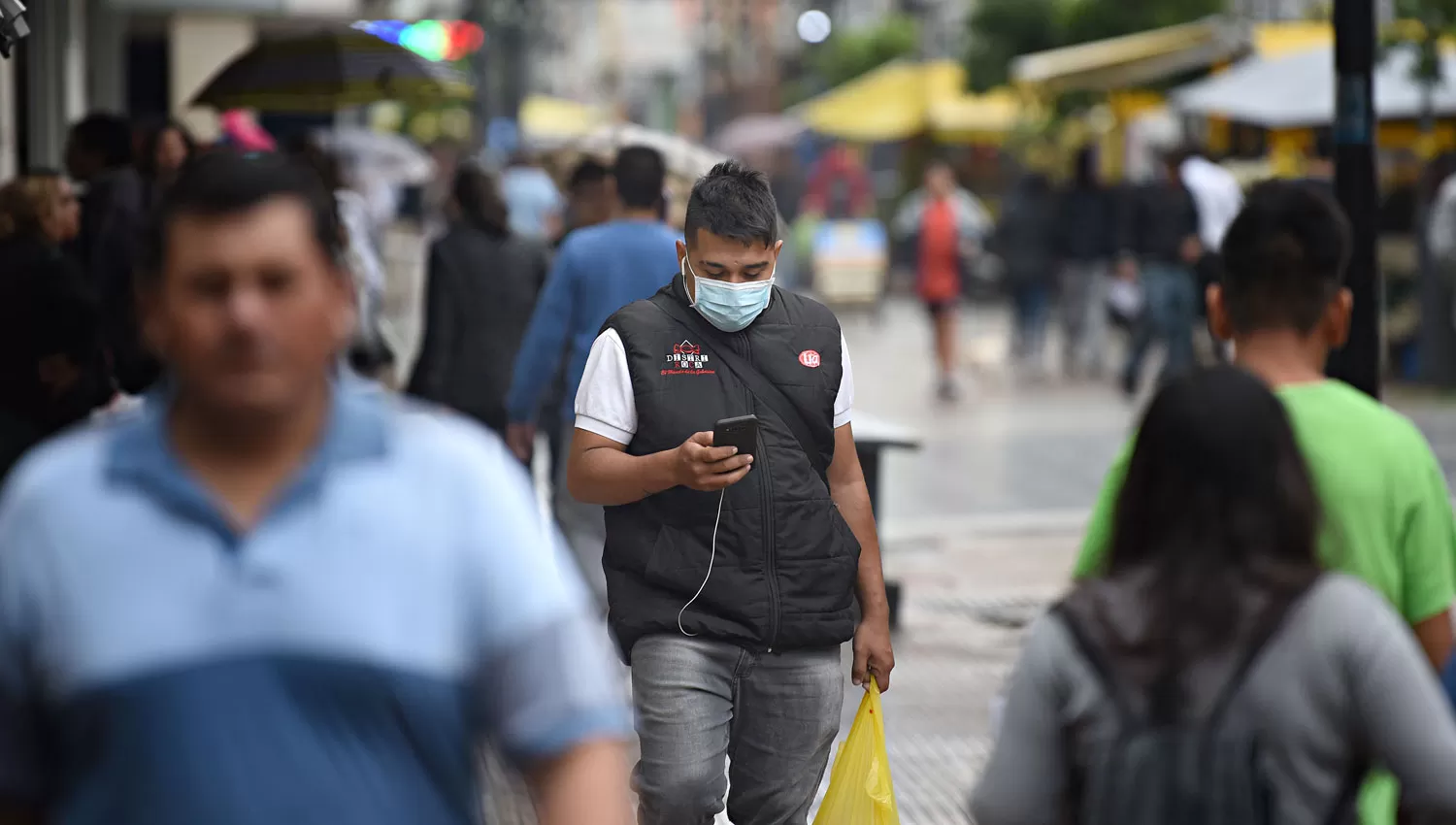 PREVENCIÓN. Desde hoy decenas de tucumanos salieron a las calles con barbijos para evitar el contagio.