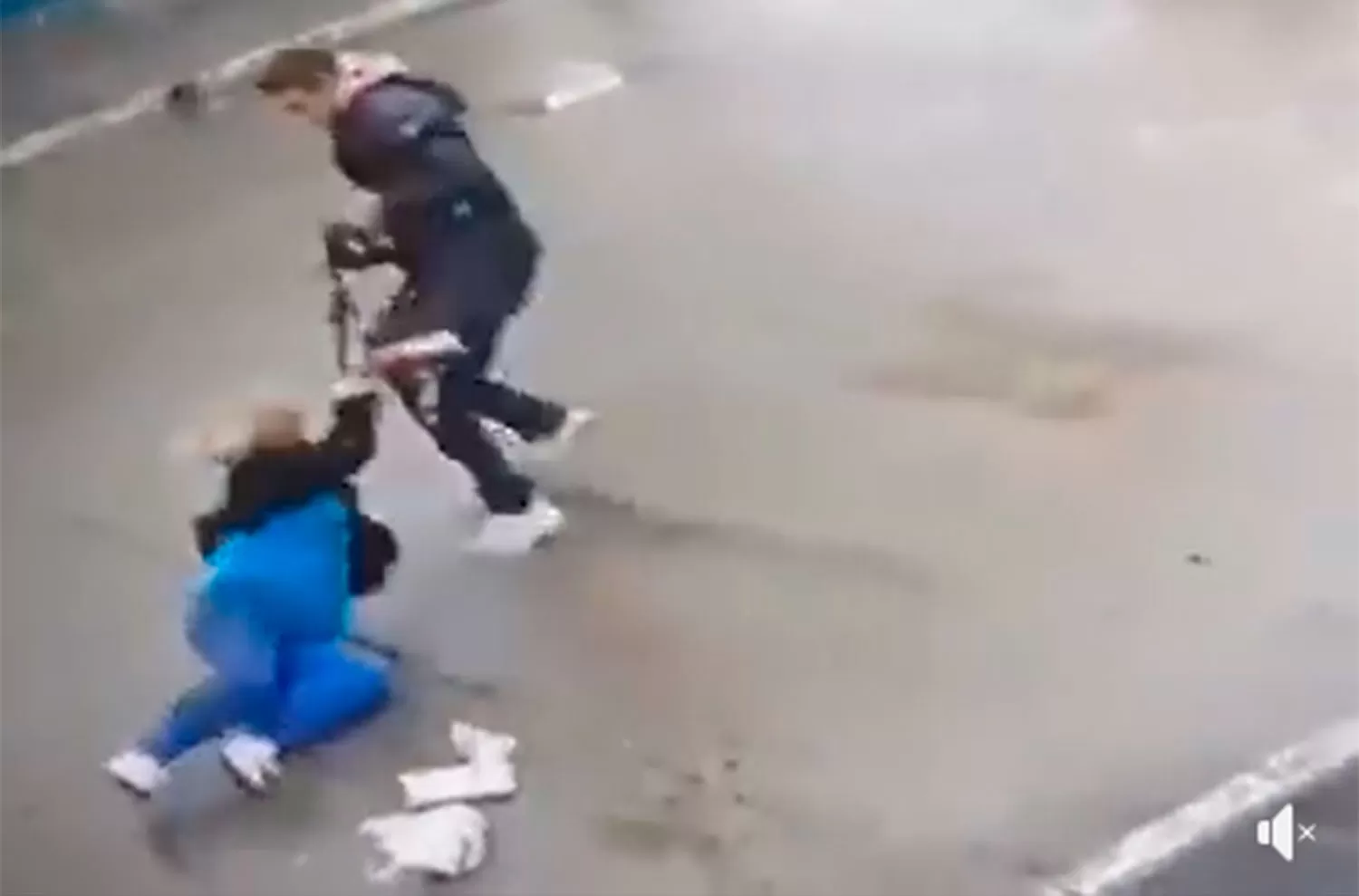 EN LA PUERTA DE SU CASA. La víctima estaba por ingresar a su domicilio cuando fue atacada.