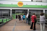 Por el coronavirus, la gente se volcó a los súper, los que limitaron el acceso de clientes