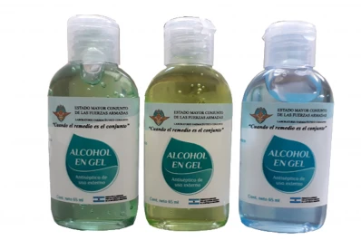 Ante la escasez, las Fuerzas Armadas están produciendo alcohol en gel y barbijos