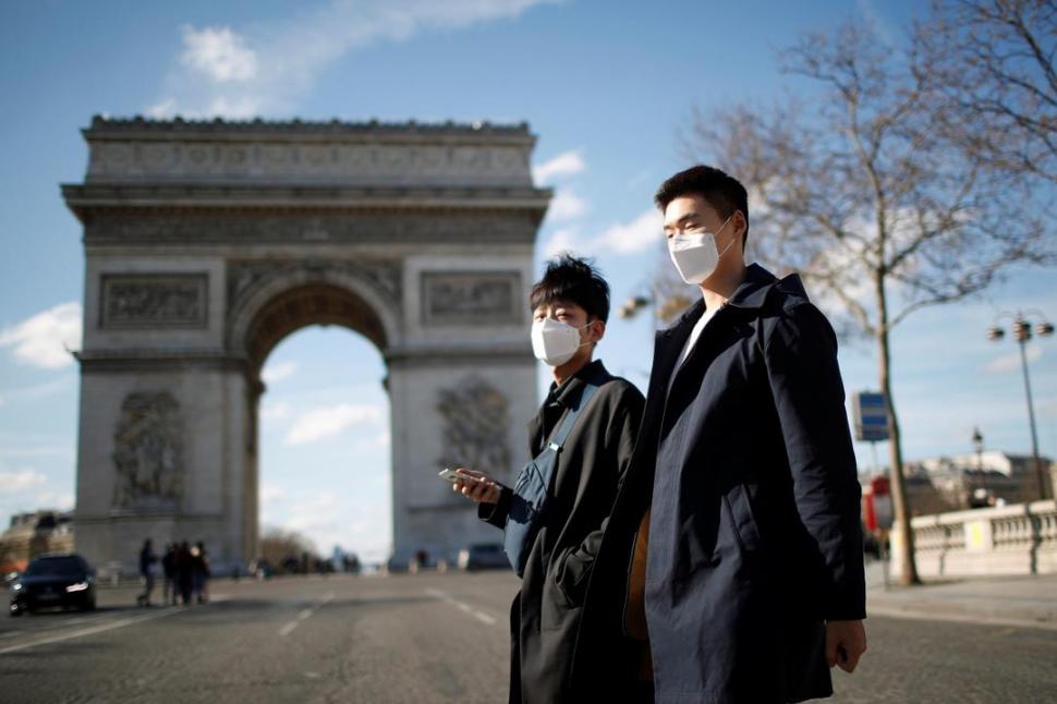 PARIS. Sin el tránsito de autos y turistas, el Arco de Triunfo parece solitario.   