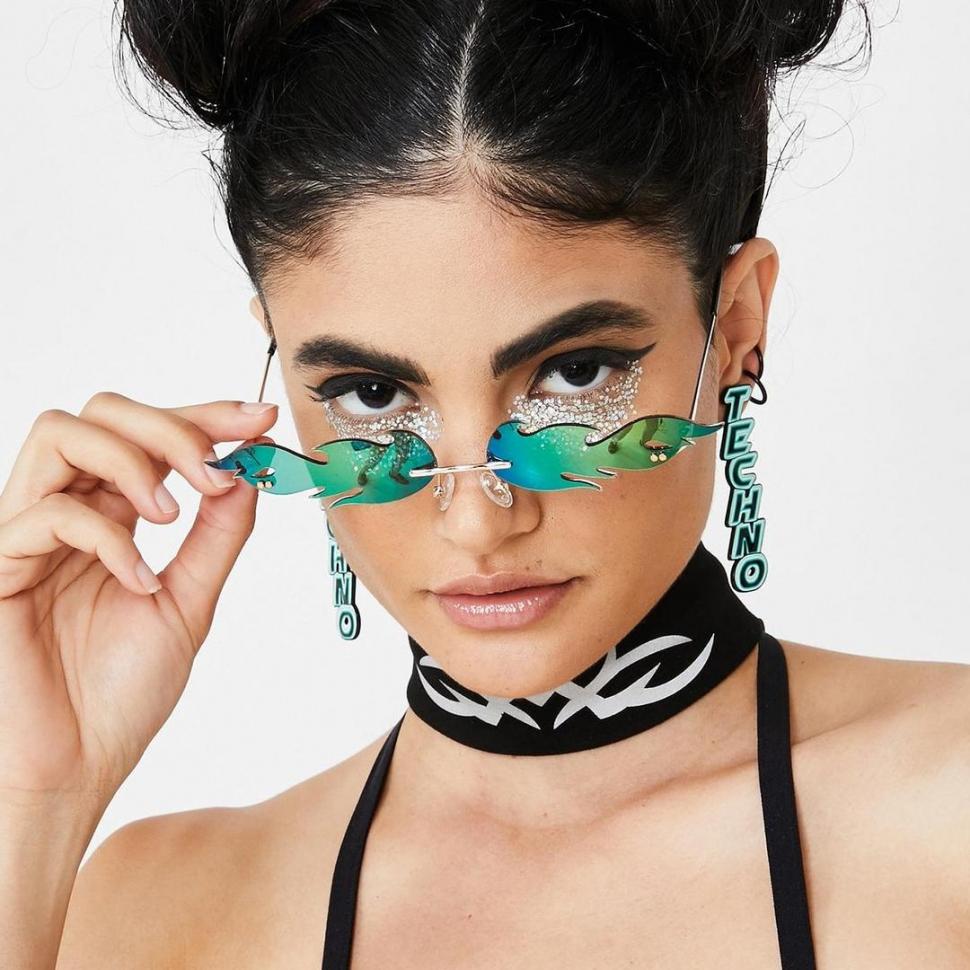 ANTEOJOS. El color y los brillos se imponen a través de los lentes. 