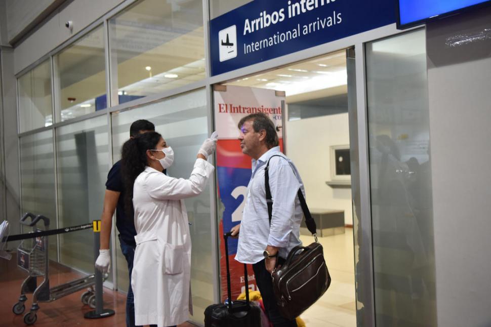 SCANNER. Zielinski recibe los controles de temperatura en el aeropuerto.