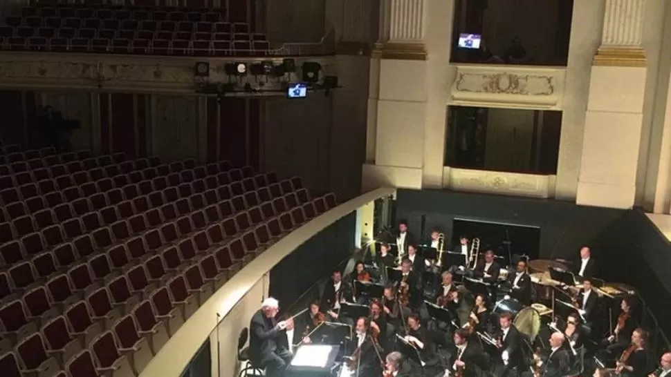 A SALA VACÍA. La tragedia de la gitana y un soldado se vio por internet. 