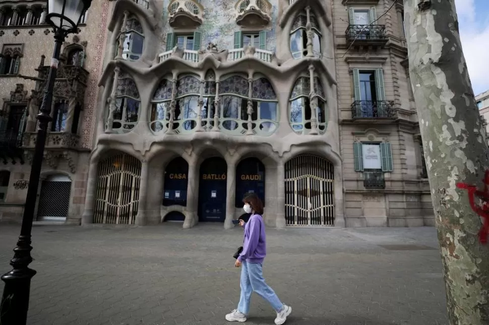 BARCELONA. La vereda de Casa Battló, donde suele haber una cola para ingresar, está vacía; y el museo, cerrado.  reuters 